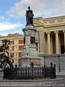 Madrid, Estatua de la Reina Regente María Cristina de Borbón en la calle Felipe IV, a la altura de la calle Moreto Madrid, Estatua de la Reina Regente María Cristina de Borbón en la calle Felipe IV, a la altura de la calle Moreto