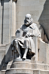 Monumento a Miguel de Cervantes. Estatua de Miguel de Cervantes