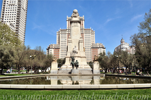 Madrid, Aspecto del monumento antes de la reforma de la Plaza de Espaa realizada entre los aos 2019 a 2021 tras la que el estanque delantero fue sustituido por un manto de vegetacin