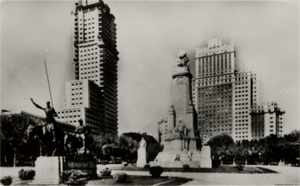 Madrid, Fotografa del Monumento a Cervantes tomada cuando Quijote y Sancho Panza an estaban separados del mismo. Biblioteca Nacional de Espaa, Depsito Legal M-2684-1959