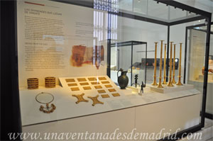Museo Arqueolgico Nacional, Tesoro de El Carambolo a la izquierda y Timaterios de Lebrija a la derecha