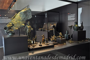 Museo Arqueolgico Nacional, Vitrina se exponen diferenters elementos de bronces hispanorromanos