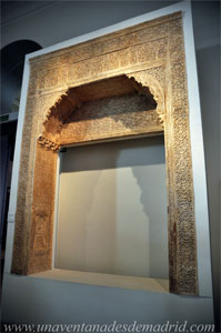 Museo Arqueológico Nacional, Arco de ventana realizado en yeso en el siglo XIV procedente de la Casa del Chapiz, Barrio del Albaicín (Granada)