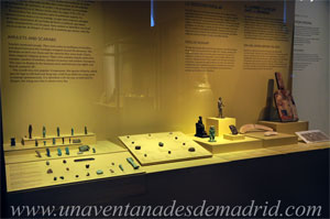Museo Arqueológico Nacional, Exposición de, entre otros, amuletos, escarabeos, marfiles mágicos y una venda de una momia con un creyente rindiendo culto