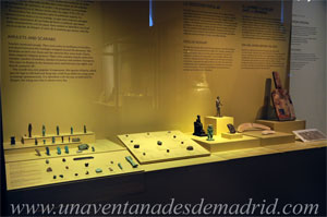 Museo Arqueolgico Nacional, Exposicin de, entre otros, amuletos, escarabeos, marfiles mgicos y una venda de una momia con un creyente rindiendo culto