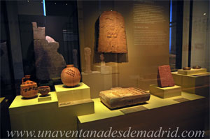 Museo Arqueolgico Nacional, Estelas, tobilleras, mesa de ofrendas y recipientes de ajuar funerario hallados en tumbas meroticas (300 a. C.-350 d. C.)