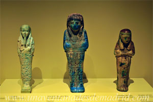 Museo Arqueolgico Nacional, Shabtis o ushebtis (De izquierda a derecha, Dinastas XXVI, XXI y XIX)