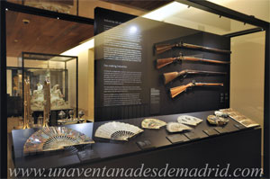 Museo de Historia de Madrid, Vitrina con abanicos expuestos, además de una serie de escopetas y una baraja de naipes
