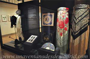 Museo de Historia de Madrid, Vitrina en la que se exponen algunas prendas de ropa y objetos que se vendían en los comercios de finales del siglo XIX y comienzos del XX, como mantones de Manila o mantillas, entre otros