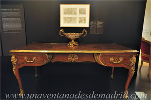 Museo de Historia de Madrid, Mesa de despacho de entre 1760 y 1790, propiedad, según la tradición, del Conde de Floridablanca. Sobre ella, hay un centro de mesa "Compañía de Indias" en estilo Imari del siglo XVIII