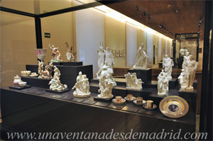 Museo de Historia de Madrid, Vitrina con varias figuras realizadas en la Fábrica de Porcelana del Buen Retiro