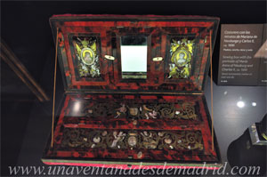 Museo de Historia de Madrid, Costurero ornamentado con los retratos de Mariana de Neoburgo y Carlos II. Realizado en madera, concha, nácar y seda alrededor de 1690 Museo de Historia de Madrid, Costurero ornamentado con los retratos de Mariana de Neoburgo y Carlos II. Realizado en madera, concha, nácar y seda alrededor de 1690