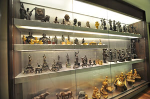 Museo Lázaro Galdiano, Sala 22: "Vitrinas con piezas de la colección de bronces" Museo Lázaro Galdiano, Sala 22: "Vitrinas con piezas de la colección de bronces"
