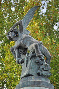 El ngel Cado, Estatua del ngel Cado