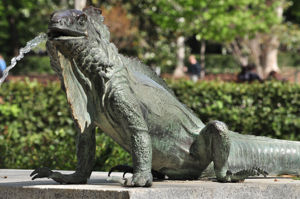 Fuente de Cuba, Iguana sobre el piln delantero derecho