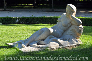 Retiro, Mujer Sedente