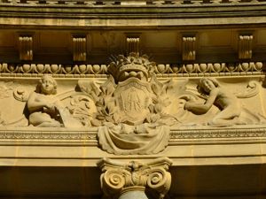 Monumento a Alfonso XII en El Retiro, Escudo de la provincia de Cdiz en el friso de la columnata