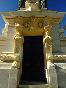 Monumento a Alfonso XII en El Retiro, Entrada a la Cripta