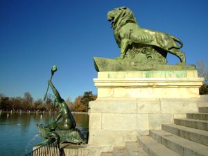 Monumento a Alfonso XII en El Retiro, Len y sirena sobre langosta