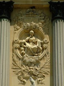 Monumento a Alfonso XII en El Retiro, Medalln representando a la Templanza, lado Sur