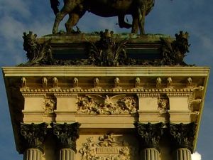 Monumento a Alfonso XII en El Retiro, Peana de la Estatua Ecuestre de Alfonso XII