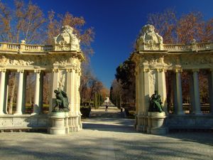Monumento a Alfonso XII en El Retiro, Pilarotes interiores con las esculturas que representan a la Industria y la Agricultura