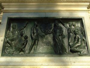 Monumento a Alfonso XII en El Retiro, Relieve La Instauracin monrquica