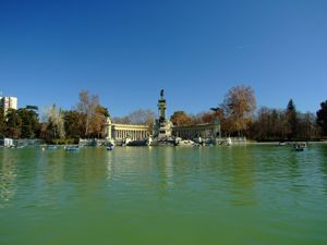 Monumento a Alfonso XII en El Retiro desde el lado Oeste del Estanque grande