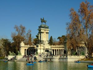 Monumento a Alfonso XII en El Retiro desde el lado Sur del Estanque grande