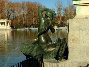 Monumento a Alfonso XII en El Retiro, Sirena sobre pez