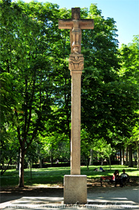 Retiro, Rplica del cruceiro de la Plaza del Obradoiro en Santiago de Compostela