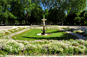 Retiro, Jardines rodeando a la Fuente del Pequeo Tritn junto a la Puerta de Hernani