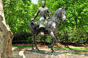 Retiro, Hombre a caballo en el lado Norte del Monumento a los Hermanos lvarez Quintero