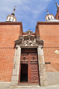 Madrid, Portada principal y linternas de las capillas de la Iglesia de San Nicols