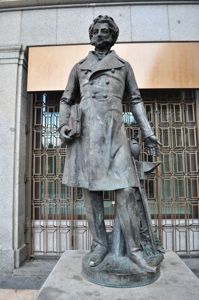 Madrid, Estatua del Marqus Viudo de Pontejos en la Plaza de San Martn