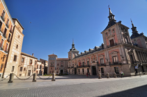 Madrid Siglo XV, Plaza de la Villa con la Casa de Los Lujanes, seguida de la Casa de Don lvaro de Lujn, a la izquierda; Casa de Cisneros al fondo; y Casa de la Villa a la derecha