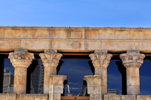 Templo de Debod, Fachada principal, capiteles