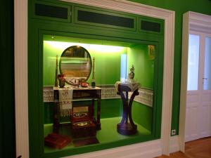 Museo del Romanticismo, Sala X, El pasillo. Estuche de viaje de Fernando VII y diversos complementos