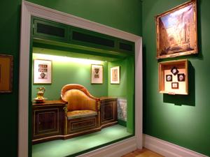 Museo del Romanticismo, Sala X, El pasillo. Estuche de viaje de Fernando VII y diversos complementos