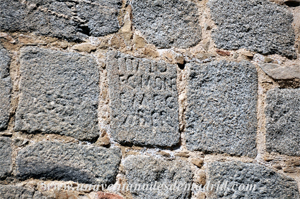 vila, Fotografa 16, inscripcin en bloque de granito