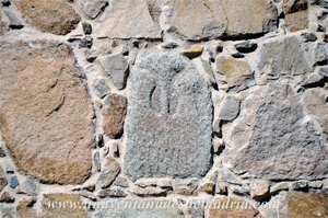 vila, Fotografa 8, estela con dos caras dibujadas y una inscripcin