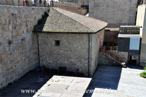 Fotografa del Episcopio tomada desde el adarve de la muralla