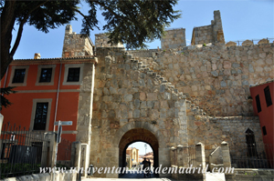 Puerta de San Vicente desde el interior de la muralla