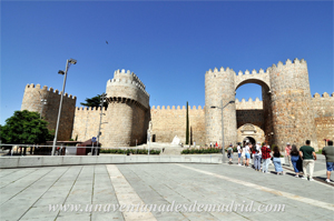 El Alcázar Real se extendía desde la muralla Sur –el frente que vemos es el del Este– a la Puerta del Alcázar El Alcázar Real se extendía desde la muralla Sur –el frente que vemos es el del Este– a la Puerta del Alcázar