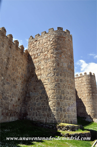 Torreón con base adelantada de sillares curvos reutilizados, presumiblemente, de una construcción romana Torreón con base adelantada de sillares curvos reutilizados, presumiblemente, de una construcción romana