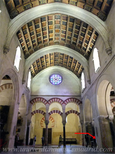 Los vestigios de este desaparecido Altar de San Gregorio (74) se encuentran tras el intercolumnio sealado por la flecha roja, entre dos columnas de mrmol negro no visibles en la fotografa por estar al otro lado del mismo