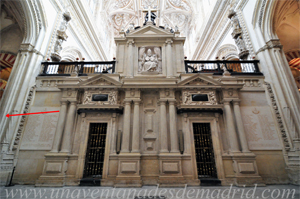 Trascoro del crucero de la Catedral de Córdoba. La flecha roja señala, aproximadamente, el lugar de donde se levantaba el pilar en el que estaba situado el desaparecido Altar de San Juan Apóstol y Evangelista (80)