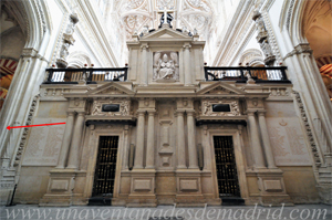 Trascoro del crucero de la Catedral de Crdoba. La flecha roja seala, aproximadamente, el lugar de donde se levantaba el pilar en el que estaba situado el desaparecido Altar de San Juan Apstol y Evangelista (80)