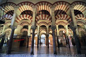 El Altar de San Vicente (77), construido a finales del siglo XIII, o principios del XIV, ocupaba, en el pilar que tenemos a la izquierda de la fotografa, el lateral sealado por la flecha roja