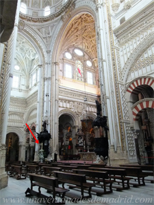 El pilar con los altares de Santa Catalina (88), cara Oeste, y de San Romn (89), cara Este, se alzaba, aproxidamente, en el punto sealado por una flecha roja